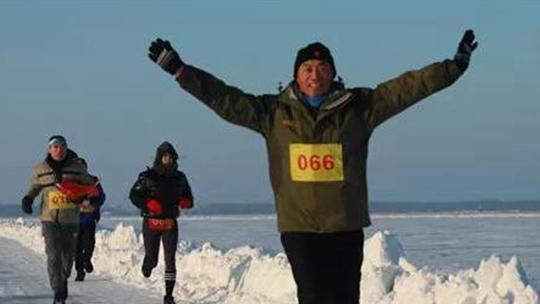 零下30℃极寒天气 兴凯湖上举行“冰上马拉松”