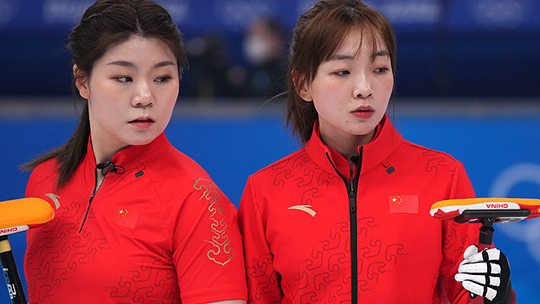 中国大学生女子冰壶队在世界大冬会上赢得三连胜