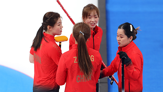 世界大冬会中国大学生女子冰壶队喜迎6连胜